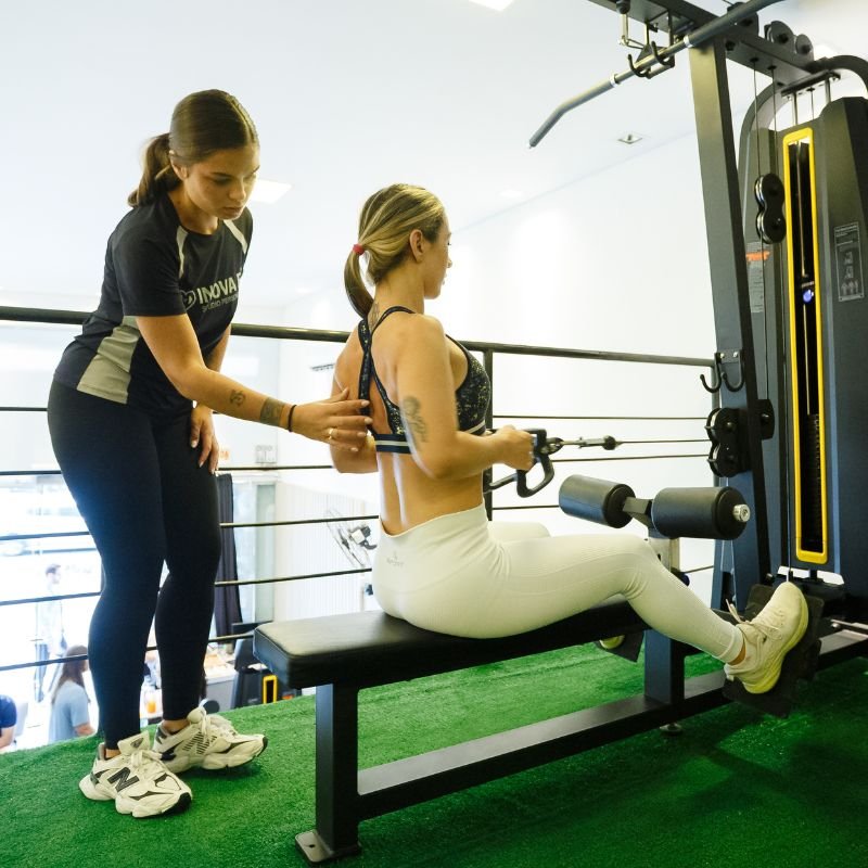 Aluna treinando com acompanhamento individual no studio Inova Fit