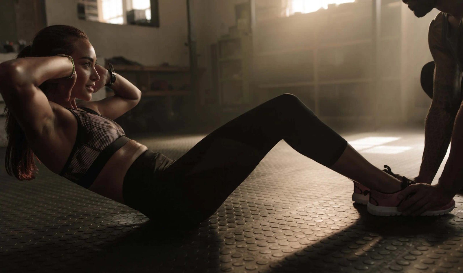 Aluna treinando com acompanhamento individual no studio Inova Fit